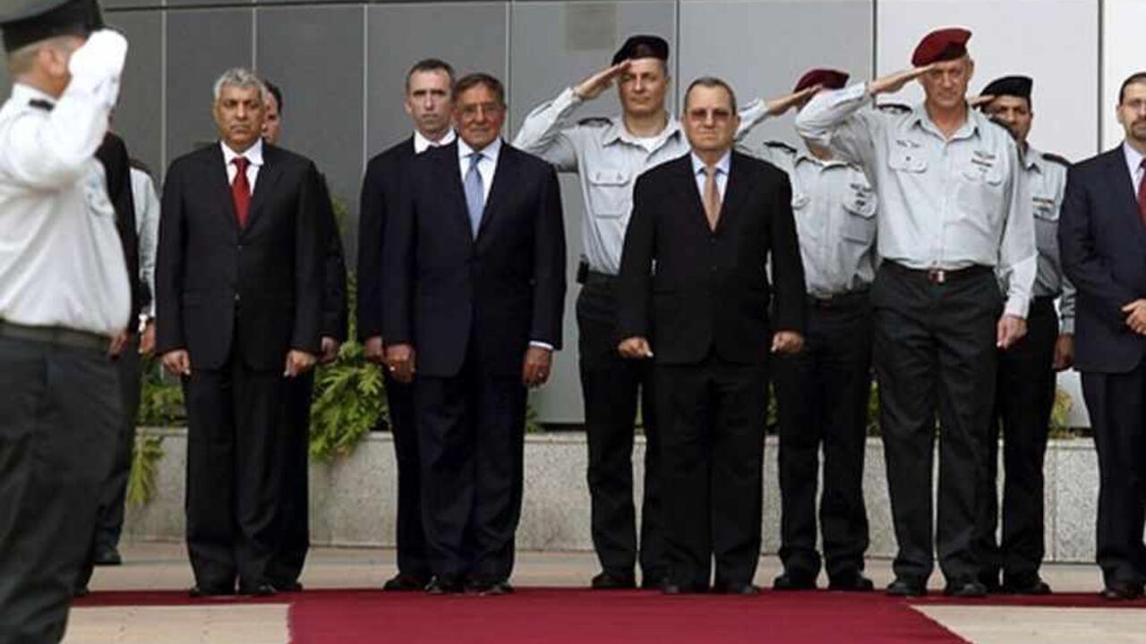 ISRAEL/ (R-L) U.S. ambassador to Israel Dan Shapiro, Israel's military chief Lieutenant-General Benny Gantz, Israel's Defence Minister Ehud Barak and U.S. Secretary of Defense Leon Panetta stand together during a welcoming ceremony for Panetta in Tel Aviv August 1, 2012. REUTERS/Gali Tibbon/Pool (ISRAEL - Tags: POLITICS MILITARY) - RTR35SOI