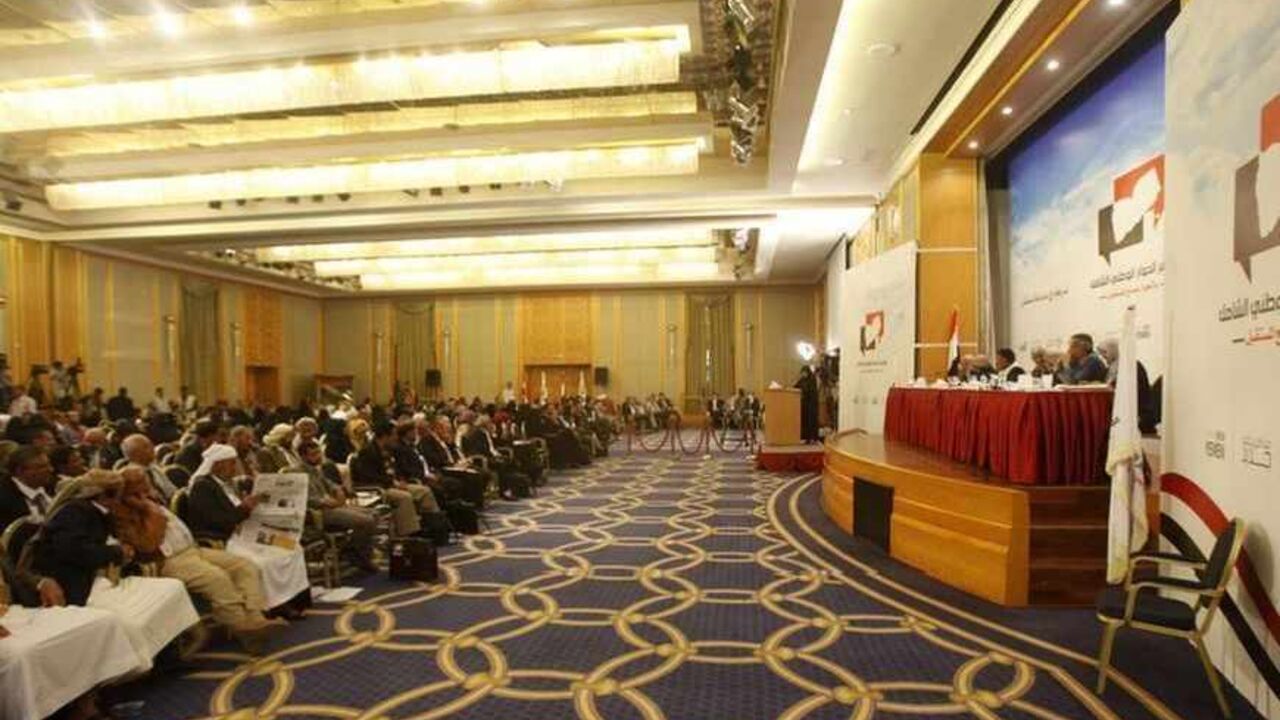 Delegates attend a national dialogue meeting at a hotel in Sanaa March 26, 2013. REUTERS/Khaled Abdullah (YEMEN - Tags: POLITICS) - RTXXY12