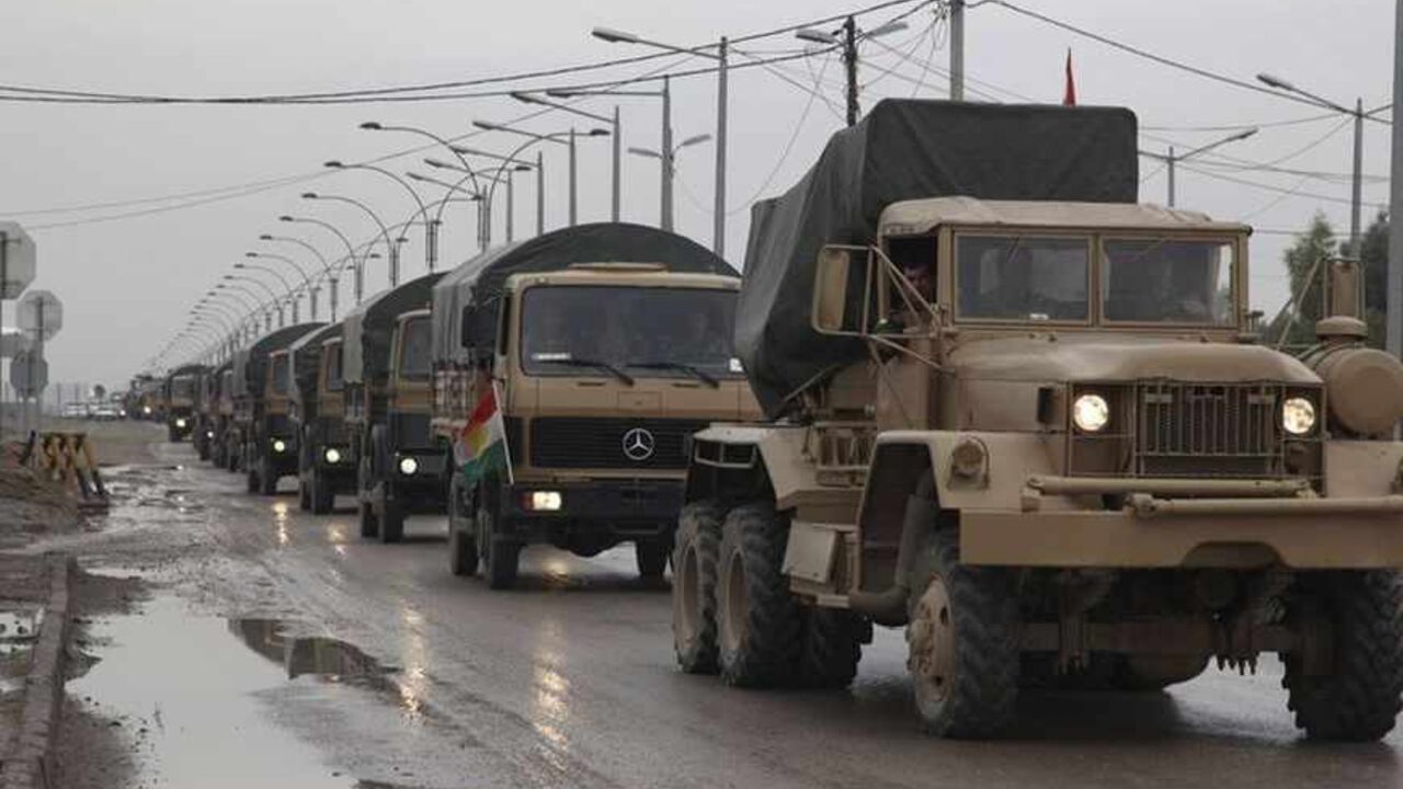 Kurdish Peshmerga troops are deployed on the outskirts of Kirkuk, some 250km (155 miles) north of Baghdad, November 24, 2012. Iraq's Kurdish region has sent reinforcements to a disputed area where its troops are involved in a standoff with the Iraqi army, a senior Kurdish military official said, despite calls on both sides for dialogue to calm the situation.  Picture taken November 24, 2012. REUTERS/Azad Lashkari (IRAQ - Tags: CONFLICT POLITICS MILITARY) - RTR3AUX2