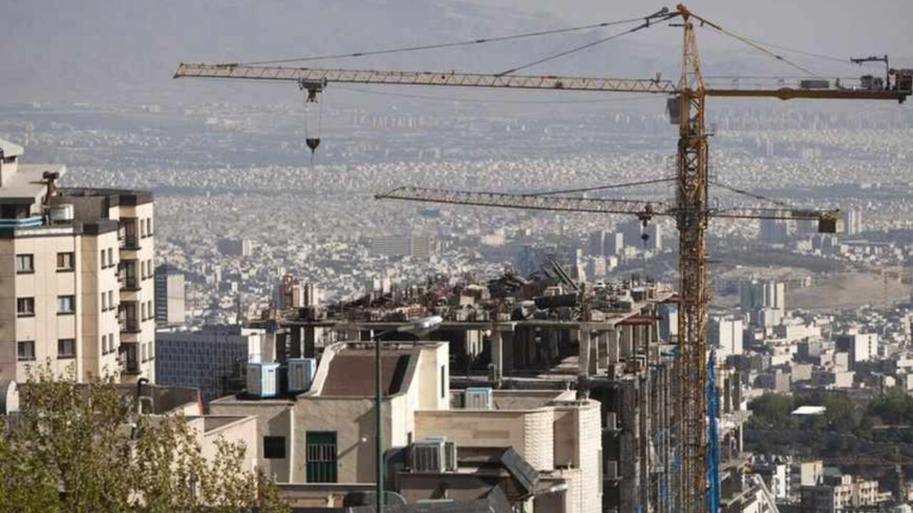 Construction cranes work on a high rise buildings in the foothills of the Alborz mountains in north Tehran EDITORS' NOTE: Reuters and other foreign media are subject to Iranian restrictions on their ability to report, film or take pictures in Tehran.
Construction cranes work on a high rise buildings in the foothills of the Alborz mountains in north Tehran April 15, 2010. President Mahmoud Ahmadinejad has asked 5 million Tehranis to evacuate the capital since they know their sprawling metropolis is due for a massive earthquake. When the last major earthquake hit, in 1831, Tehran was tiny compared to the metro