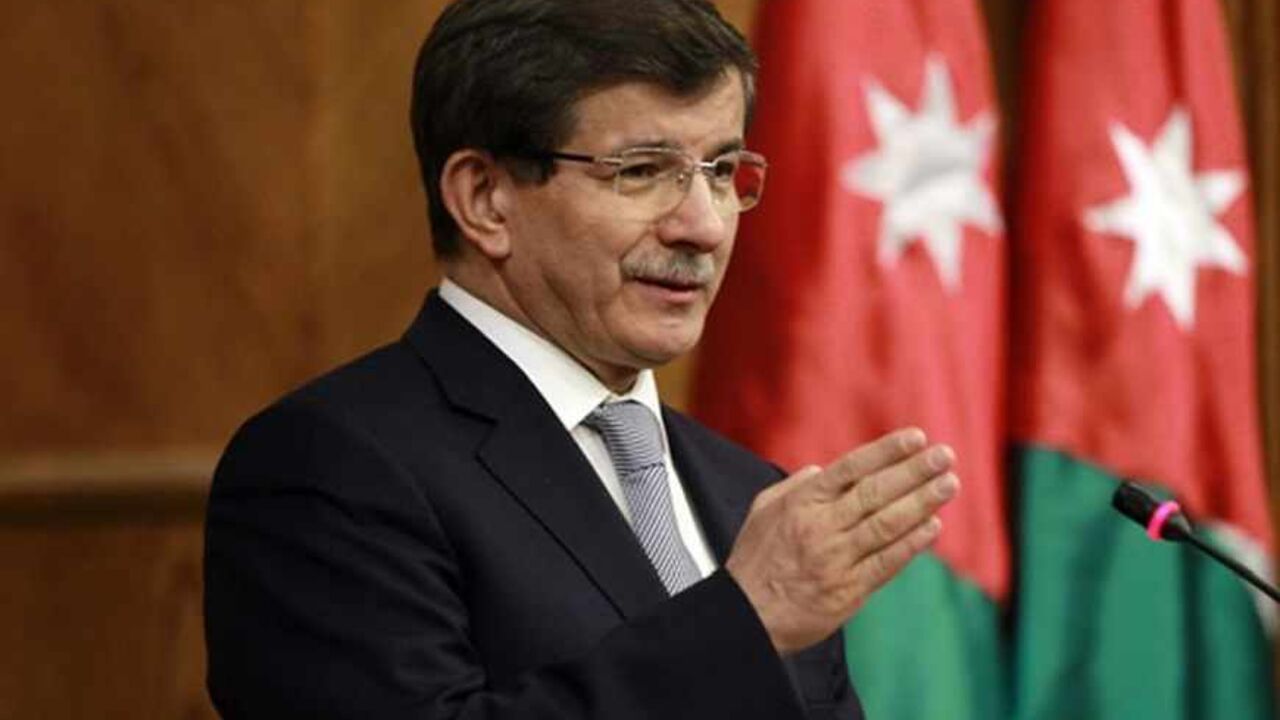 JORDAN-TURKEY/ Turkish Foreign Minister Ahmet Davutoglu speaks during a joint news conference with his Jordanian counterpart Nasser Judeh in Amman May 10, 2013. REUTERS/Muhammad Hamed (JORDAN - Tags: POLITICS) - RTXZHVL