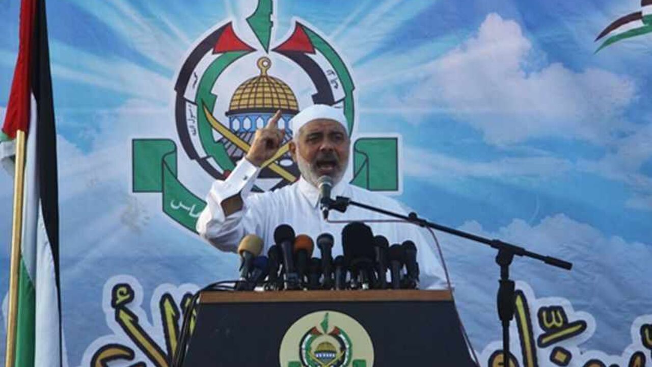 PALESTINIANS/ Senior Hamas leader Ismail Haniyeh gives a speech during Eid al-Fitr prayers in Gaza City August 8, 2013. REUTERS/Ibraheem Abu Mustafa (GAZA - Tags: RELIGION POLITICS) - RTX12DLP