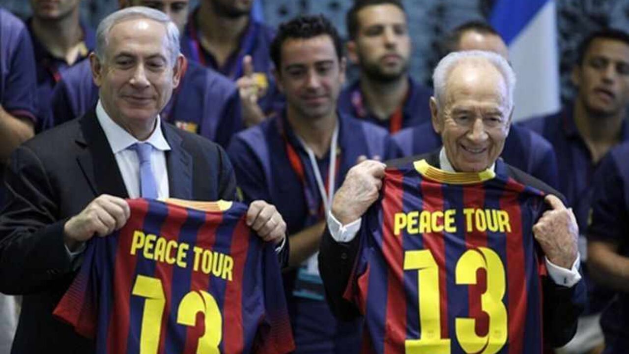 SOCCER-BARCELONA/ISRAEL Israel's President Shimon Peres (R) and Prime Minister Benjamin Netanyahu hold Barcelona soccer jerseys as they stand in front of the players during a reception at Peres' residence in Jerusalem August 4, 2013. The Spanish league champions are making a brief stopover in Israel and the Palestinian territories en-route to a pre-season tour of Asia. REUTERS/Lior Mizrahi/Pool (JERUSALEM - Tags: POLITICS SPORT SOCCER TPX IMAGES OF THE DAY) - RTX12A43