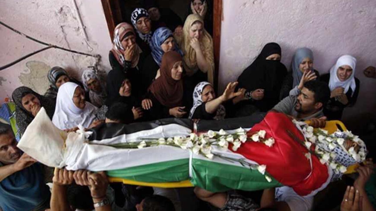 ISRAEL-PALESTINIANS/CLASHES ATTENTION EDITORS - VISUALS COVERAGE OF SCENES OF DEATH AND INJURY
Palestinians carry the body of Jihad Aslan during his funeral at Qalandiya Refugee Camp near the West Bank city of Ramallah August 26, 2013. Israeli troops shot dead three Palestinians, including Aslan, and wounded about a dozen in an early morning raid on Monday to arrest a suspected militant in a refugee camp near Jerusalem, Palestinian medical sources told Reuters. REUTERS/Darren Whiteside (WEST BANK - Tags: CIVIL UNREST POLITICS TPX IMAG