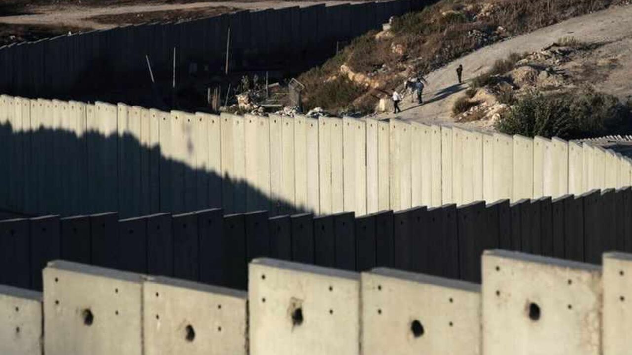 A section of the controversial Israeli barrier snakes around Shuafat refugee camp in the West Bank near Jerusalem A section of the controversial Israeli barrier snakes around Shuafat refugee camp (R) in the West Bank near Jerusalem July 27, 2013. Israeli and Palestinian officials put forward clashing formats for peace talks due to resume in Washington on Monday for the first time in nearly three years after intense U.S. mediation. It is unclear how the United States hopes to bridge the core issues in the dispute, including borders, the future of Jewish settlements on the West Bank, the fate of Palestinian refugees and