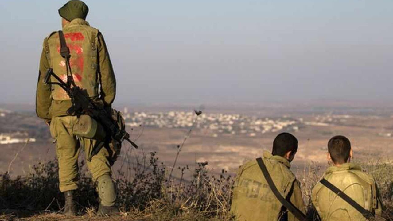 Israeli soldiers look across the border to Syria in the Israeli-occupied Golan Heights Israeli soldiers look across the border to Syria in the Israeli-occupied Golan Heights August 30, 2013. Israel ordered a small-scale mobilisation of reservists on Wednesday and strengthened its missile defences as precautions against possible Syrian attack should Western powers carry out threatened strikes on Syria. REUTERS/Ronen Zvulun (MILITARY POLITICS) - RTX131QH