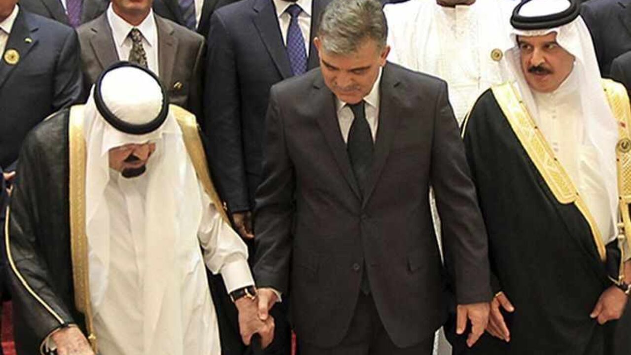 SYRIA-CRISIS Saudi Arabia's King Abdullah (L), Turkey's President Abdullah Gul (C) and Bahrain's King Hamad bin Isa al-Khalifa are seen after the official photo taking session of the Organisation of Islamic Conference (OIC) summit in Mecca August 14, 2012. REUTERS/Hassan Ali (SAUDI ARABIA - Tags: POLITICS ROYALS) - RTR36UJ4
