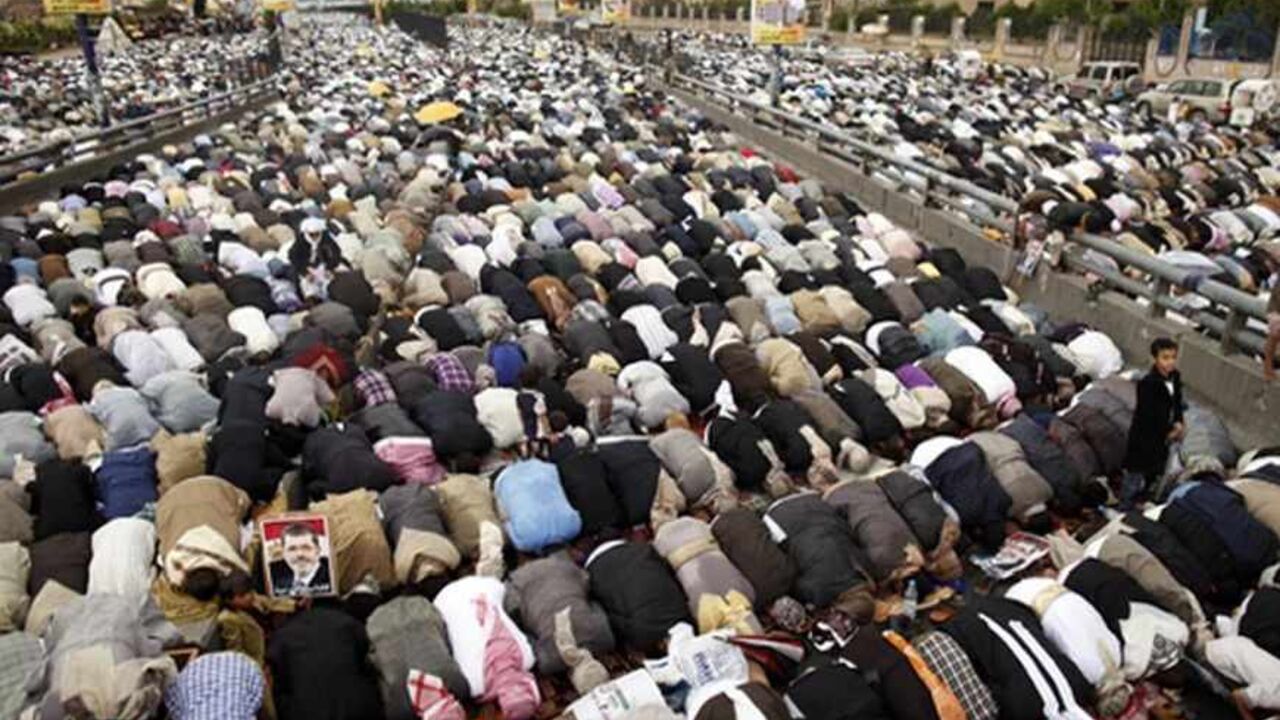 YEMEN/ Supporters of Egypt's deposed Islamist President Mohamed Mursi pray during a rally in protest against the recent violence in Egypt, in Sanaa August 16, 2013. Protests by Mursi supporters turned violent across Egypt on Friday, with witnesses reporting four dead in central Cairo and at least 12 killed in northern cities as the Muslim Brotherhood staged a "Day of Rage". REUTERS/Khaled Abdullah (YEMEN - Tags: POLITICS CIVIL UNREST RELIGION) - RTX12NKO