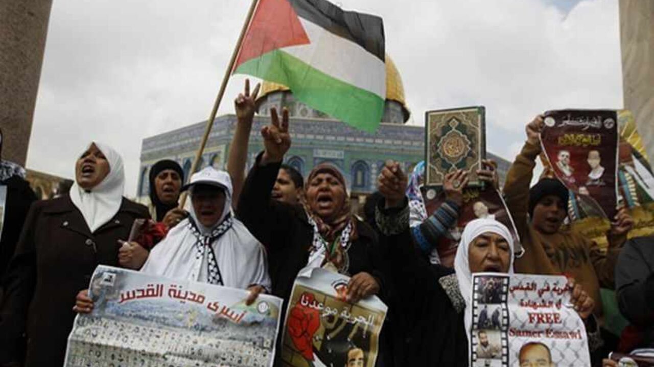 PALESTINIANS-ISRAEL/ Palestinians hold placards during a protest calling for the release of Palestinian prisoners held in Israeli jails after Friday prayers in Jerusalem's Old City April 19, 2013. The Dome of the Rock on the compound known to Muslims as al-Haram al-Sharif, and to Jews as Temple Mount, is seen in the background. REUTERS/Ammar Awad (JERUSALEM - Tags: POLITICS CIVIL UNREST) - RTXYS75