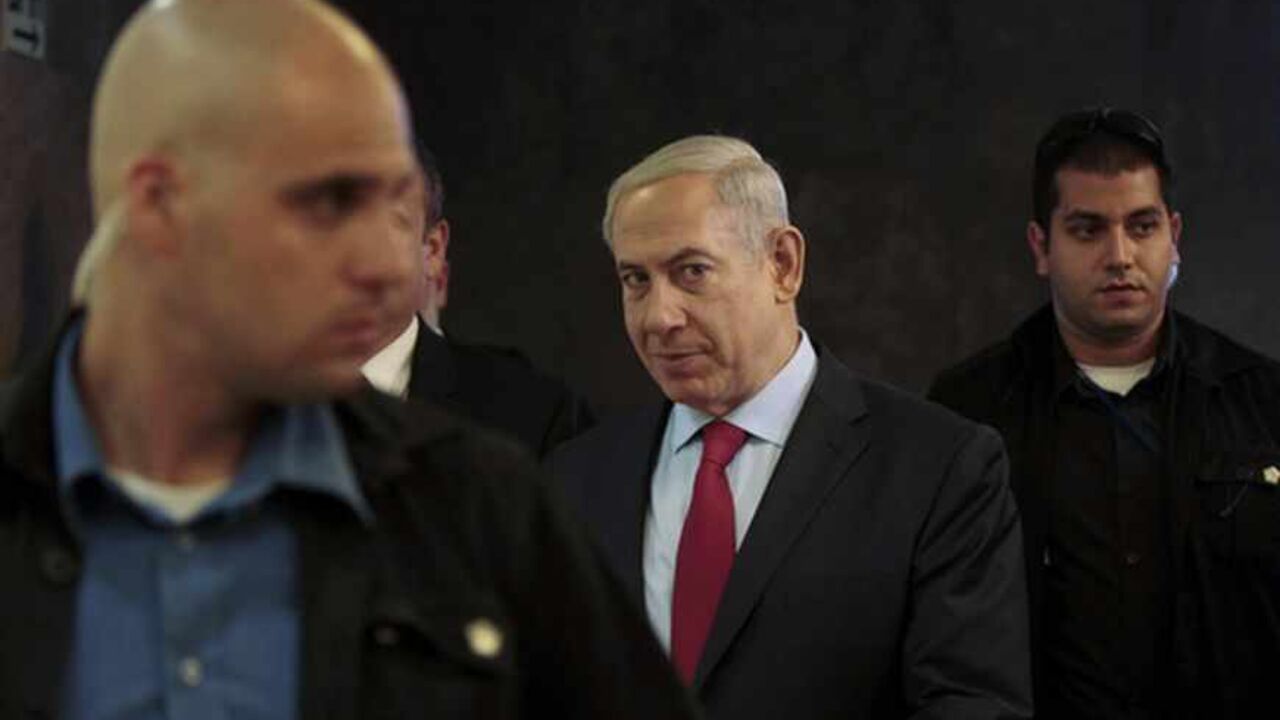 Israel's Prime Minister Netanyahu arrives for the weekly cabinet meeting in Jerusalem Israel's Prime Minister Benjamin Netanyahu (C) arrives for the weekly cabinet meeting in Jerusalem September 17, 2013. Netanyahu will meet U.S. President Barack Obama in Washington on September 30, an Israeli official said on Tuesday, for talks expected to focus on Iran's nuclear programme. REUTERS/Ammar Awad (JERUSALEM - Tags: POLITICS) - RTX13O85