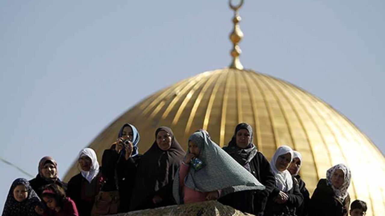 PALESTINIANS-ISRAEL/ The Dome of the Rock, on the compound known to Muslims as al-Haram al-Sharif and to Jews as Temple Mount, in Jerusalem's Old City, is seen in the background as Palestinian onlookers survey a protest calling for the release of Palestinian prisoners held in Israeli jails February 8, 2013. REUTERS/Ammar Awad (JERUSALEM - Tags: RELIGION POLITICS) - RTR3DI1Z