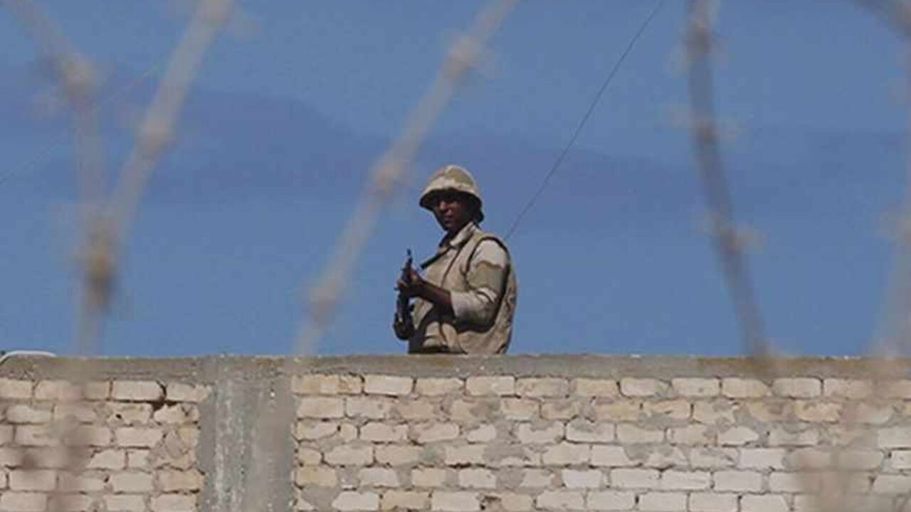 EGYPT-SINAI/ An Egyptian soldier guards the border between Egypt and southern Gaza Strip September 16, 2013. The Egyptian army is clearing buildings deemed a security threat at a distance of up to one km (0.6 miles) from the Gaza border, an army spokesman said on Sunday, accusing groups in the Hamas-run territory of mounting joint attacks with Sinai militants. REUTERS/Ibraheem Abu Mustafa (EGYPT - Tags: POLITICS MILITARY) - RTX13N6S