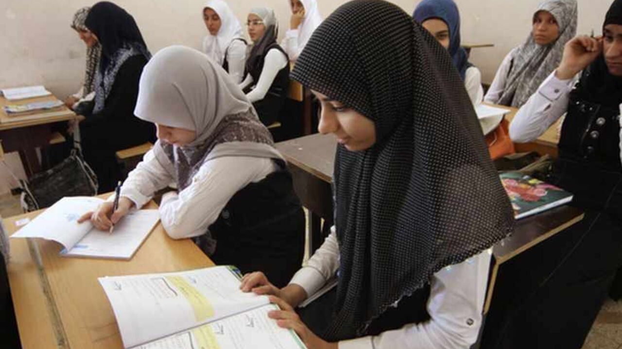 Students attend a class on the first day of the new school term in Kerbala, 110 km (68 miles) south of Baghdad, September 24, 2013. REUTERS/Mushtaq Muhammed (IRAQ - Tags: EDUCATION SOCIETY) - RTX13Y2F