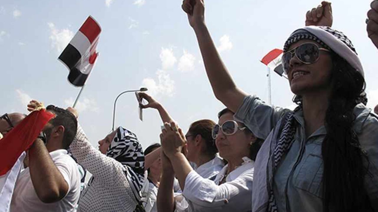 IRAQ/ Protesters demand that the pensions of parliamentarians be cancelled during a demonstration in Baghdad, August 31, 2013. REUTERS/Thaier al-Sudani (IRAQ - Tags - Tags: POLITICS BUSINESS EMPLOYMENT SOCIETY CIVIL UNREST) - RTX132E8