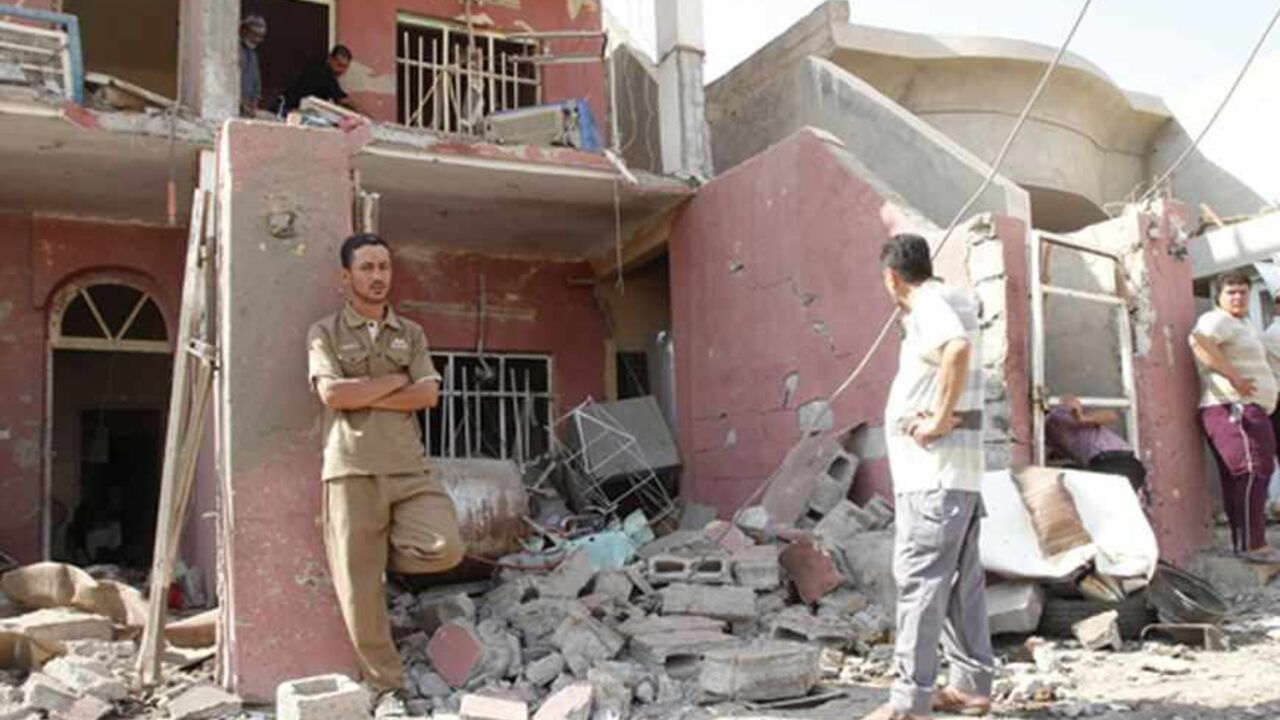 IRAQ-VIOLENCE/ Civilians gather at the site of a bomb attack in Kirkuk, 250 km (155 miles) north of Baghdad, September 5, 2013. At least 2 people were killed and 19 others injured in two separate car bomb attacks in Iraq's Kirkuk city, police and medics said. REUTERS/Ako Rasheed (IRAQ - Tags: POLITICS CIVIL UNREST) - RTX1389F