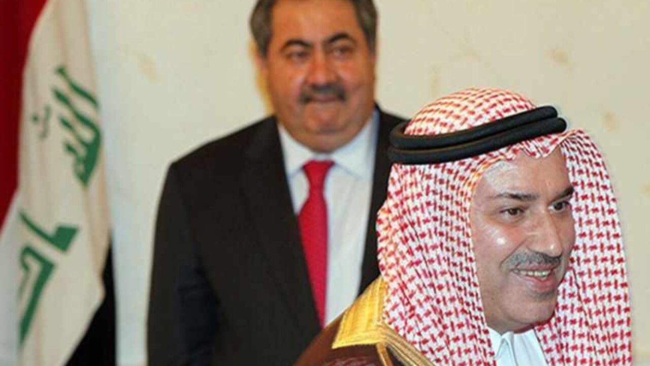 IRAQ/ Iraq's Foreign Minister Hoshiyar Zebari (back) receives the newly appointed ambassador of Saudi Arabia to Iraq, Mohanned Sleman al-Zaid, at the headquarters of the Foreign Ministry in Baghdad March 26, 2012. REUTERS/Mohammed Ameen (IRAQ - Tags: POLITICS) - RTR2ZWZ0