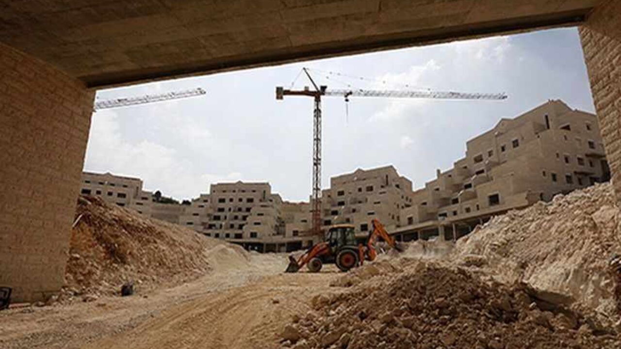 PALESTINIANS-ISRAEL/TALKS A bulldozer works at a construction site in Pisgat Zeev, an urban settlement in an area Israel annexed to Jerusalem after capturing it in the 1967 Middle East war, August 13, 2013. A 10-minute drive from where negotiators will sit down on Wednesday to resume long-stalled Middle East peace talks, Israeli bulldozers are busy reshaping land that Palestinians want for their future state.
REUTERS/Baz Ratner (JERUSALEM - Tags: POLITICS BUSINESS CONSTRUCTION) - RTX12JQ0