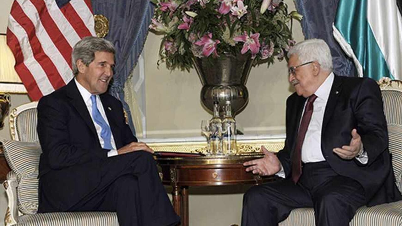 BRITAIN U.S. Secretary of State John Kerry (L) meets with Palestinian President Mahmoud Abbas in London September 8, 2013, to discuss the ongoing Israeli-Palestinian peace talks. REUTERS/Susan Walsh/Pool (BRITAIN - Tags: POLITICS) - RTX13D5A