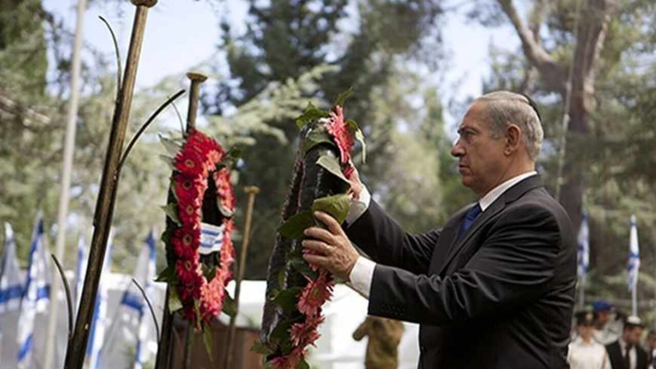 SYRIA-CRISIS/ISRAEL Israeli Prime Minister Benjamin Netanyahu lays a wreath during a memorial ceremony for Israeli soldiers killed in the 1973 Middle East War at Mount Herzl Military Cemetery in Jerusalem September 15, 2013. Netanyahu gave a guarded response on Sunday to a U.S.-Russian deal on Syria's chemical weapons, saying it would be judged on whether it achieved "complete destruction" of the arsenal. REUTERS/Lior Mizrahi/Pool (JERUSALEM - Tags: POLITICS ANNIVERSARY) - RTX13LZJ