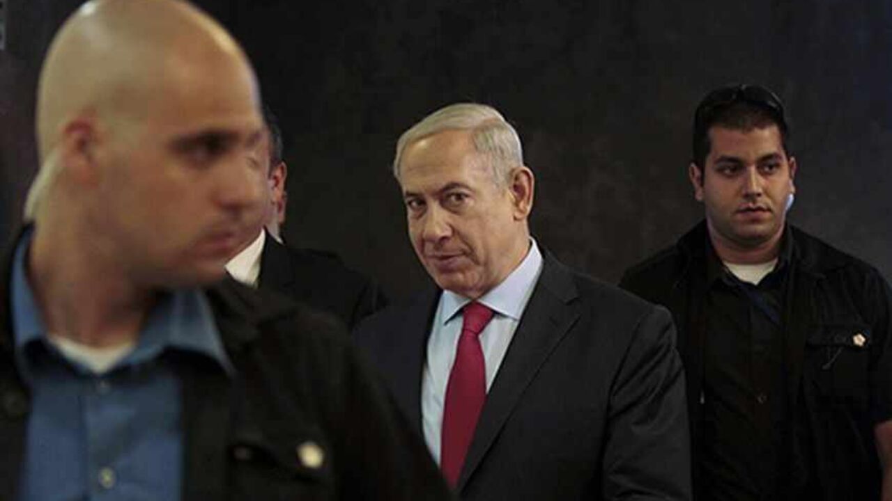 ISRAEL-USA/NETANYAHU-OBAMA Israel's Prime Minister Benjamin Netanyahu (C) arrives for the weekly cabinet meeting in Jerusalem September 17, 2013. Netanyahu will meet U.S. President Barack Obama in Washington on September 30, an Israeli official said on Tuesday, for talks expected to focus on Iran's nuclear programme. REUTERS/Ammar Awad (JERUSALEM - Tags: POLITICS) - RTX13O85
