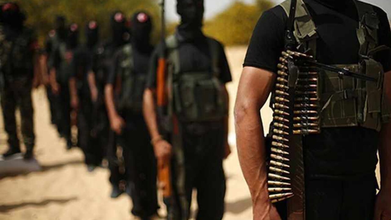 PALESTINIANS-ISRAEL/ Palestinian militants of the Popular Front for the Liberation of Palestine (PFLP) stand with their weapons at a demonstration during a military graduation ceremony in front of the media in Khan Younis in the southern Gaza Strip March 13, 2013. REUTERS/Suhaib Salem (GAZA - Tags: POLITICS CIVIL UNREST MILITARY) - RTR3EX78