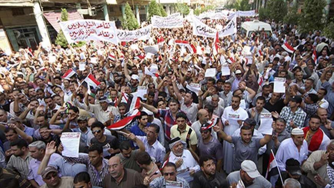 IRAQ-PROTEST/ Protesters demand that the pensions of parliamentarians be cancelled during a demonstration in Kerbala, 110 km (68 miles) south of Baghdad, August 31, 2013. Hundreds of protesters took to the streets in Baghdad and central and southern Iraq on Saturday against generous pension payments to lawmakers in a county where many are still struggling to get jobs and basic services. REUTERS/Mushtaq Muhammed (IRAQ - Tags - Tags: POLITICS BUSINESS EMPLOYMENT SOCIETY CIVIL UNREST) - RTX132KF