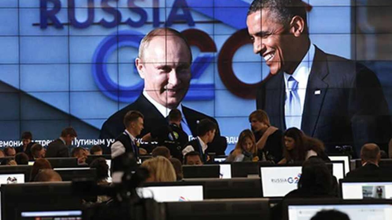 G20/ Russian President Vladimir Putin (L) and U.S. President Barack Obama are pictured on a video screen installed in the press centre of the G20 Summit in Strelna near St. Petersburg, September 5, 2013. REUTERS/Grigory Dukor (RUSSIA - Tags: POLITICS) - RTX138DW