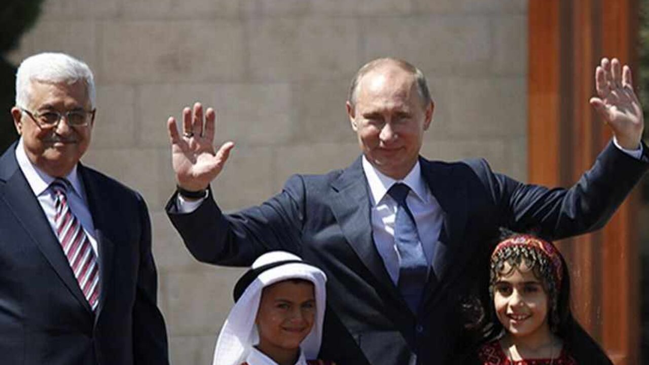 RUSSIA-ISRAEL/PUTIN Palestinian President Mahmoud Abbas (L) and his Russian counterpart Vladimir Putin stand with children during a welcoming ceremony for Putin in the West Bank town of Bethlehem June 26, 2012. REUTERS/Mohamad Torokman (WEST BANK - Tags: POLITICS TPX IMAGES OF THE DAY) - RTR345WH