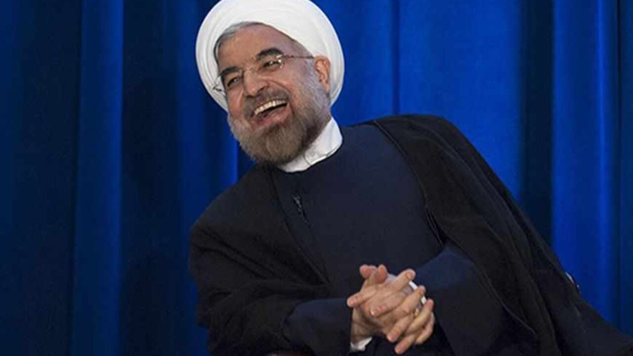 USA/ Iran's President Hassan Rohani laughs as he speaks during an event hosted by the Council on Foreign Relations and the Asia Society in New York, September 26, 2013. REUTERS/Keith Bedford (UNITED STATES - Tags: POLITICS) - RTX14198