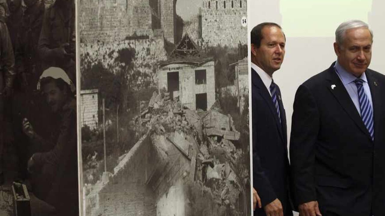 Israel's Prime Minister Netanyahu and Jerusalem Mayor Barkat arrive to a cabinet meeting marking Jerusalem Day in Jerusalem Israel's Prime Minister Benjamin Netanyahu (R) and Jerusalem Mayor Nir Barkat arrive to a special cabinet meeting marking Jerusalem Day at Ammunition Hill in Jerusalem May 20, 2012. Jerusalem Day marks the anniversary of Israel's capture of the Eastern part of the city during the 1967 Middle East War. REUTERS/Abir Sultan/Pool (JERUSALEM - Tags: POLITICS ANNIVERSARY) - RTR32C9K