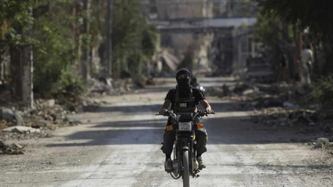 A fighter from Syrian rebel group Jabhat al-Nusra rides motorcycle along deserted street in Deir al-Zor A fighter from the Islamist Syrian rebel group Jabhat al-Nusra rides a motorcycle along a deserted street in Deir al-Zor August 17, 2013. Picture taken August 17, 2013. REUTERS/Khalil Ashawi (SYRIA - Tags: POLITICS CIVIL UNREST CONFLICT) - RTX12PKS