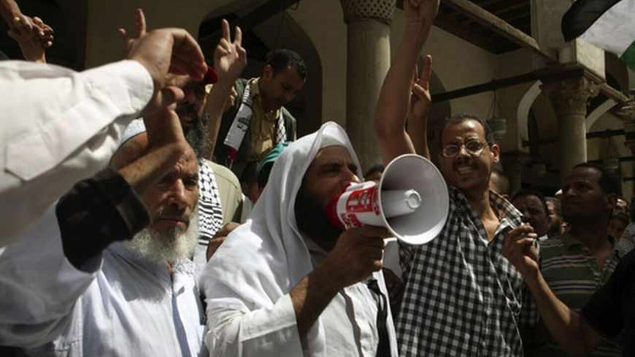 Protesters chant slogans in Al-Azhar mosque during a demonstration after Friday noon prayer at the mosque in Cairo Protesters chant slogans in Al-Azhar mosque during a pro-free Syria and pro-Palestine demonstration after Friday noon prayer at the mosque in Cairo May 10, 2013. REUTERS/Asmaa Waguih (EGYPT - Tags: RELIGION CIVIL UNREST) - RTXZHL2
