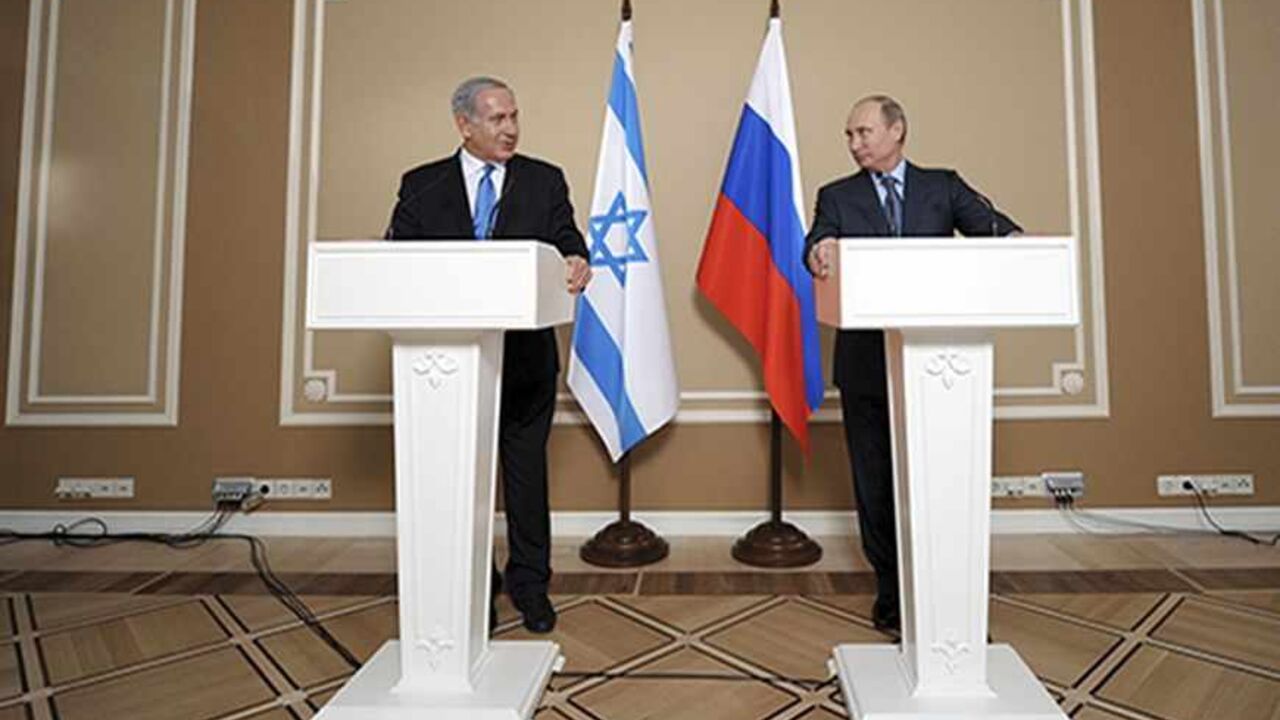 SYRIA-CRISIS/RUSSIA-ISRAEL Israeli Prime Minister Benjamin Netanyahu (L) and Russian President Vladimir Putin attend a news conference at the Bocharov Ruchei state residence in the Black Sea resort of Sochi, May 14, 2013. Russian President Vladimir Putin said on Tuesday it was important to avoid actions that might aggravate Syria's civil war, a veiled warning against foreign military intervention or arming anti-government forces. REUTERS/Alexei Druzhinin/RIA Novosti/Pool (RUSSIA - Tags: POLITICS) ATTENTION EDITORS - THIS IMAGE HAS B