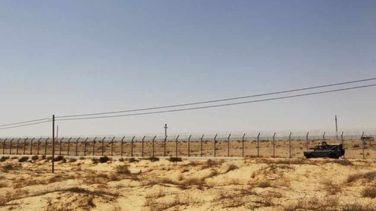 An Israeli military vehicle drives along Israel's border with Egypt's Sinai desert, near the Nitzana crossing August 20, 2013. Egypt began three days of official mourning for 25 policemen killed on Monday by suspected Islamist militants in the Sinai near the desert border with Israel. REUTERS/Ronen Zvulun (ISRAEL - Tags: POLITICS) - RTX12RGP