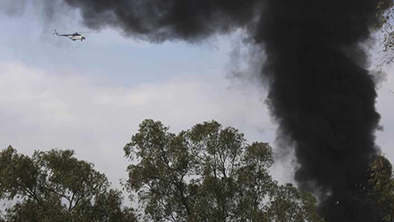 KENYA-ATTACK A helicopter flies as smoke rises over Westgate shopping centre after an explosion in Nairobi, September 23, 2013. Powerful explosions sent thick smoke billowing from the Nairobi mall where militants from Somalia's al Qaeda-linked al Shabaab group threatened to kill hostages on the third day of a raid in which at least 59 have already died. REUTERS/Karel Prinsloo (KENYA - Tags: CIVIL UNREST CRIME LAW) - RTX13WO3