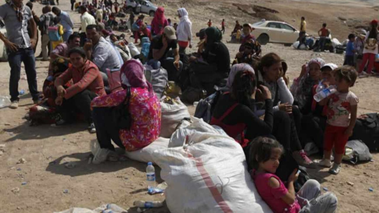 SYRIA-CRISIS/REFUGEES Syrian refugees, fleeing the violence in their country, wait to cross the border into the autonomous Kurdish region of northern Iraq, August 21, 2013. The government of Iraqi Kurdistan has set an entry quota of 3,000 refugees a day to cope with an influx of Kurds fleeing the civil war in Syria, but there are signs many more are still coming in, aid agencies said on Tuesday. REUTERS/Thaier al-Sudani (IRAQ - Tags: CIVIL UNREST POLITICS SOCIETY IMMIGRATION) - RTX12SKT