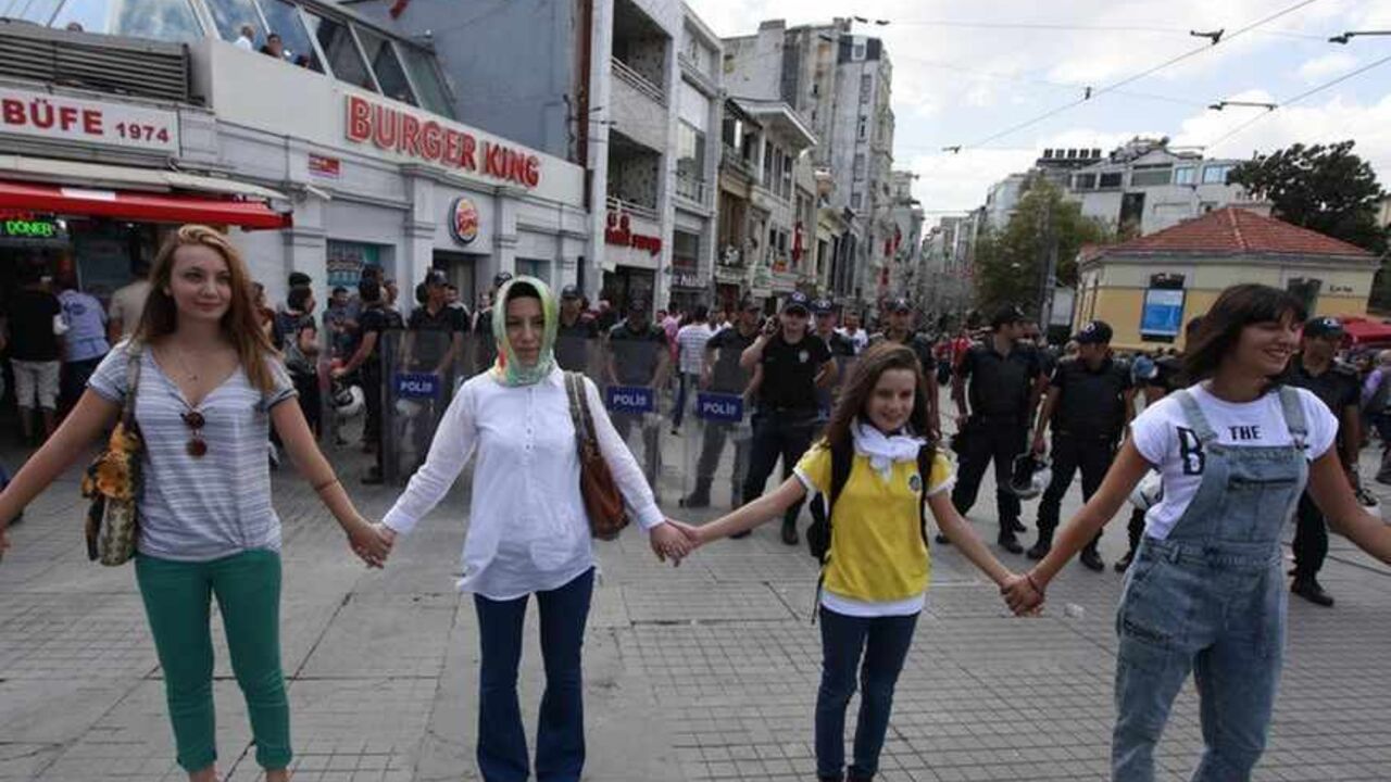 Demonstrators form a human chain in front of security forces during a peace day rally at Taksim square in central Istanbul September 1, 2013.  REUTERS/Osman Orsal (TURKEY - Tags: CIVIL UNREST POLITICS) - RTX133II