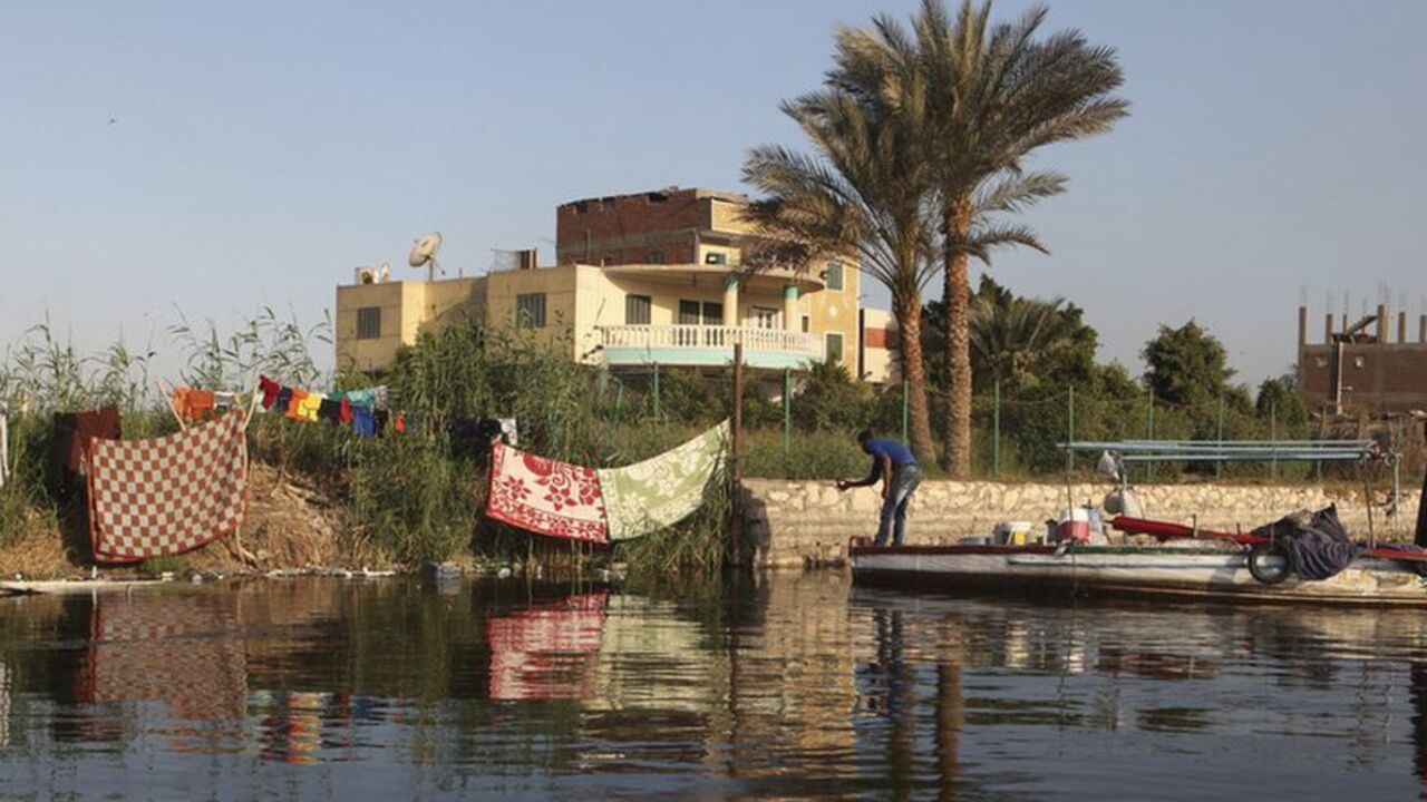 Fishermen hang their clothes out to dry on the banks of the river Nile in Cairo Fishermen hang their clothes out to dry on the banks of the river Nile in Cairo April 16, 2013. REUTERS/Asmaa Waguih (EGYPT) - RTX113BF
