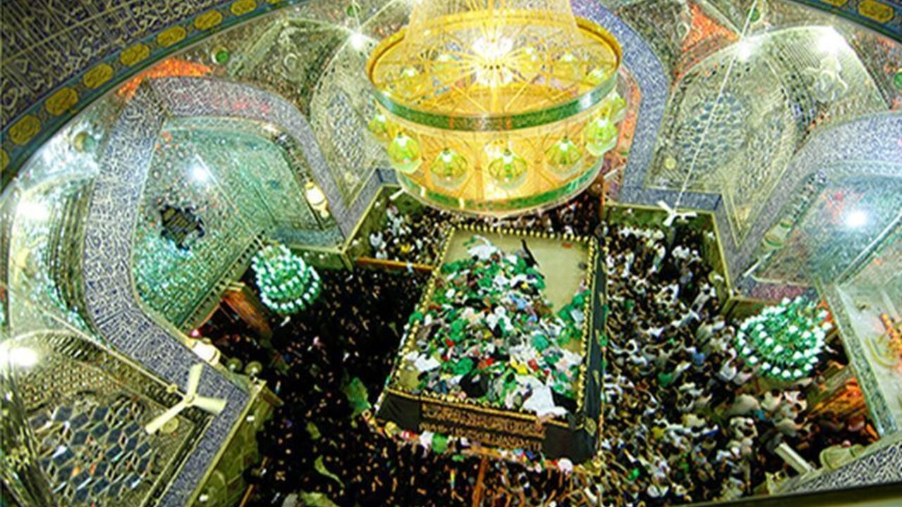 IRAQ/ Shi'ite pilgrims gather to mark the death anniversary of Imam Ali at his shrine in the holy city of Najaf, about 160 km (100 miles) south of Baghdad, July 30, 2013. Imam Ali, the son-in-law of Prophet Mohammad, was wounded in the head during a battle and died after two days in 661 AD in Najaf. REUTERS/Ahmad Mousa (IRAQ - Tags: RELIGION) - RTX124BT