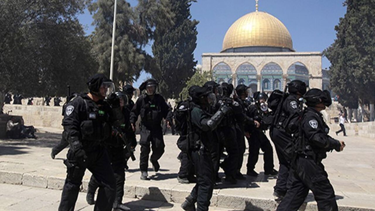 PALESTINIANS-ISRAEL/ Israeli policemen react during clashes with Palestinians on the compound known to Muslims as the Noble Sanctuary and to Jews as the Temple Mount in Jerusalem's Old City September 6, 2013. REUTERS/Ammar Awad (JERUSALEM - Tags: RELIGION CIVIL UNREST) - RTX139N8