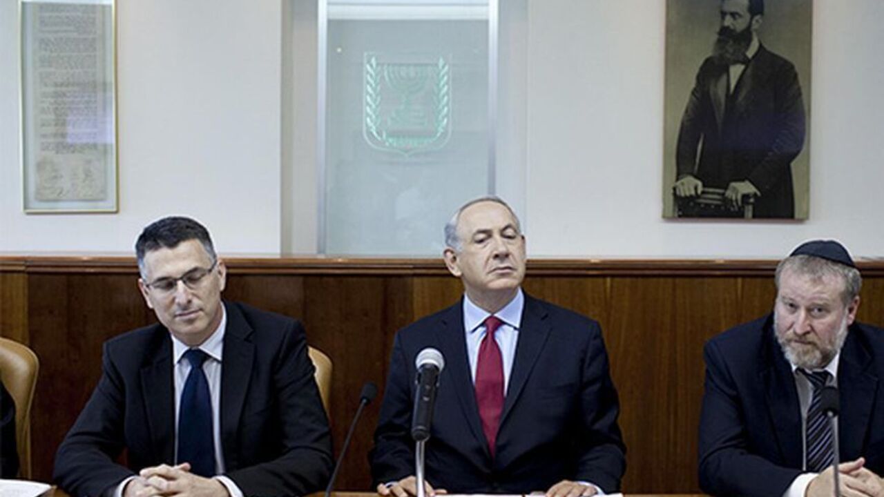 ISRAEL/ Israeli Prime Minister Benjamin Netanyahu (C) attends the weekly cabinet meeting in Jerusalem October 20, 2013. REUTERS/Abir Sultan/Pool (JERUSALEM - Tags: POLITICS) - RTX14HMB