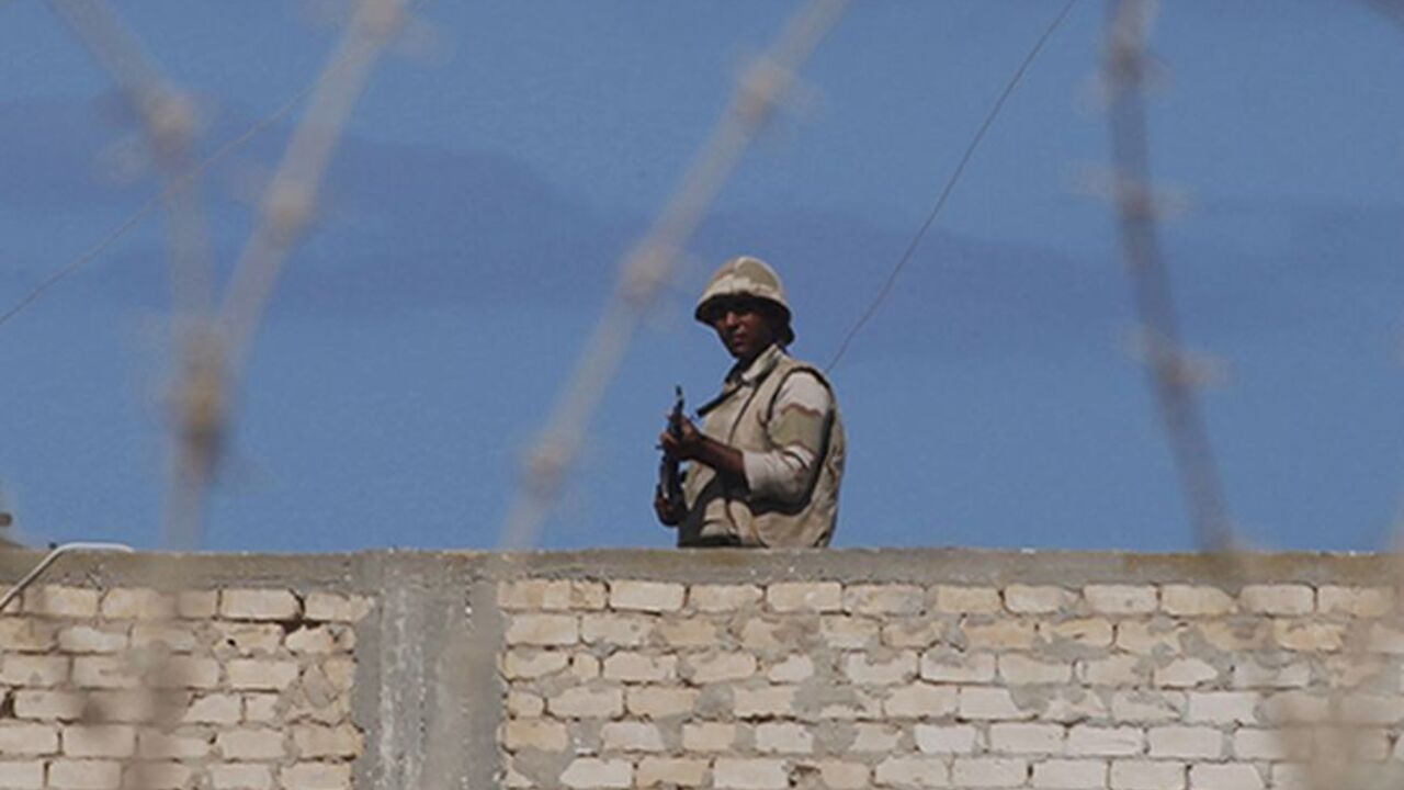 EGYPT-SINAI/ An Egyptian soldier guards the border between Egypt and southern Gaza Strip September 16, 2013. The Egyptian army is clearing buildings deemed a security threat at a distance of up to one km (0.6 miles) from the Gaza border, an army spokesman said on Sunday, accusing groups in the Hamas-run territory of mounting joint attacks with Sinai militants. REUTERS/Ibraheem Abu Mustafa (EGYPT - Tags: POLITICS MILITARY) - RTX13N6S