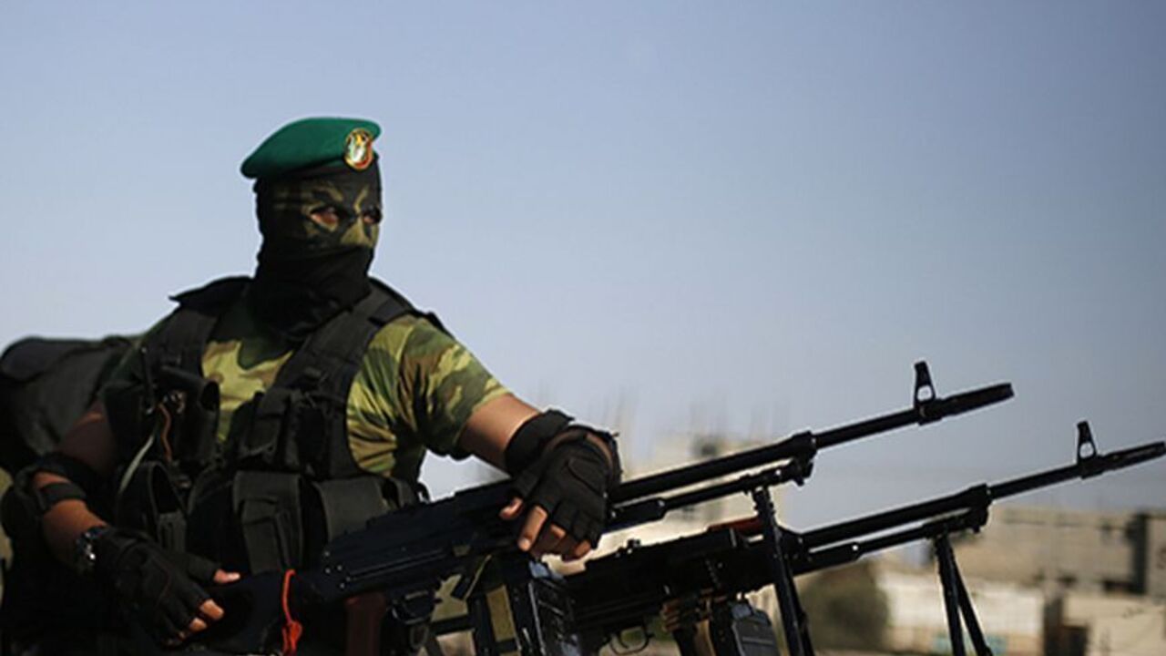 PALESTINIANS-ISRAEL/ A Palestinian Hamas militant takes part in a protest against peace talks between Israel and the Palestinians, in Gaza City September 14, 2013. REUTERS/Suhaib Salem (GAZA - Tags: POLITICS CIVIL UNREST) - RTX13LA6