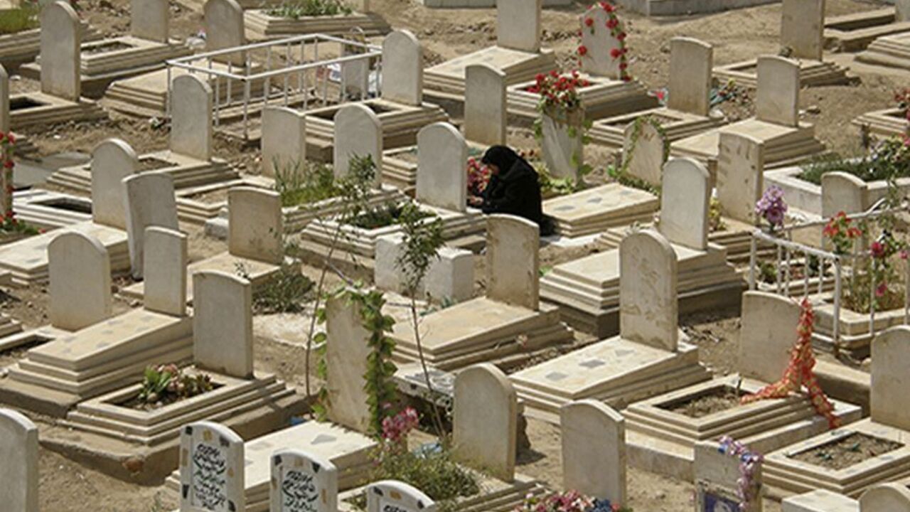 IRAQ/ A woman grieves at a cemetery in Baghdad's Adhamiya April 2, 2009. REUTERS/Ahmed Malik (IRAQ SOCIETY) - RTXDJ6S