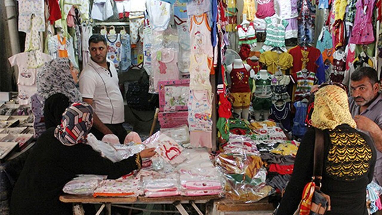 IRAQ/ Iraqi residents shop for clothes in preparation for Eid al-Fitr marking the end of the Muslim fasting of Ramadan at Shorja market in central Baghdad August 6, 2013. REUTERS/Ahmed Saad (IRAQ - Tags: RELIGION SOCIETY) - RTX12BPL