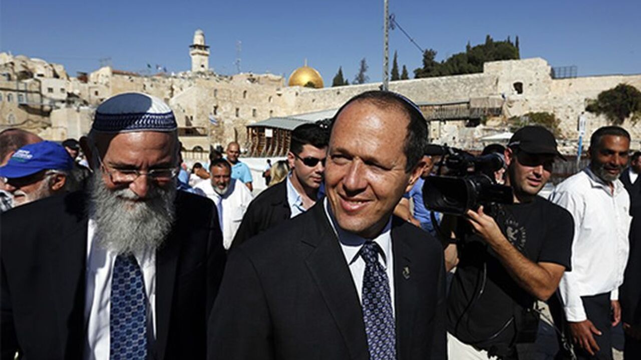 ISRAEL-POLITICS/MAYOR Jerusalem Mayor Nir Barkat (C) walks after praying at the Western Wall in Jerusalem's Old City October 23, 2013. Barkat won re-election on Wednesday in a hotly contested race that dealt a political blow to his challenger's main backers, former Foreign Minister Avigdor Lieberman and the ultra-Orthodox Shas party. REUTER/Baz Ratner (JERUSALEM - Tags: POLITICS ELECTIONS) - RTX14KZG