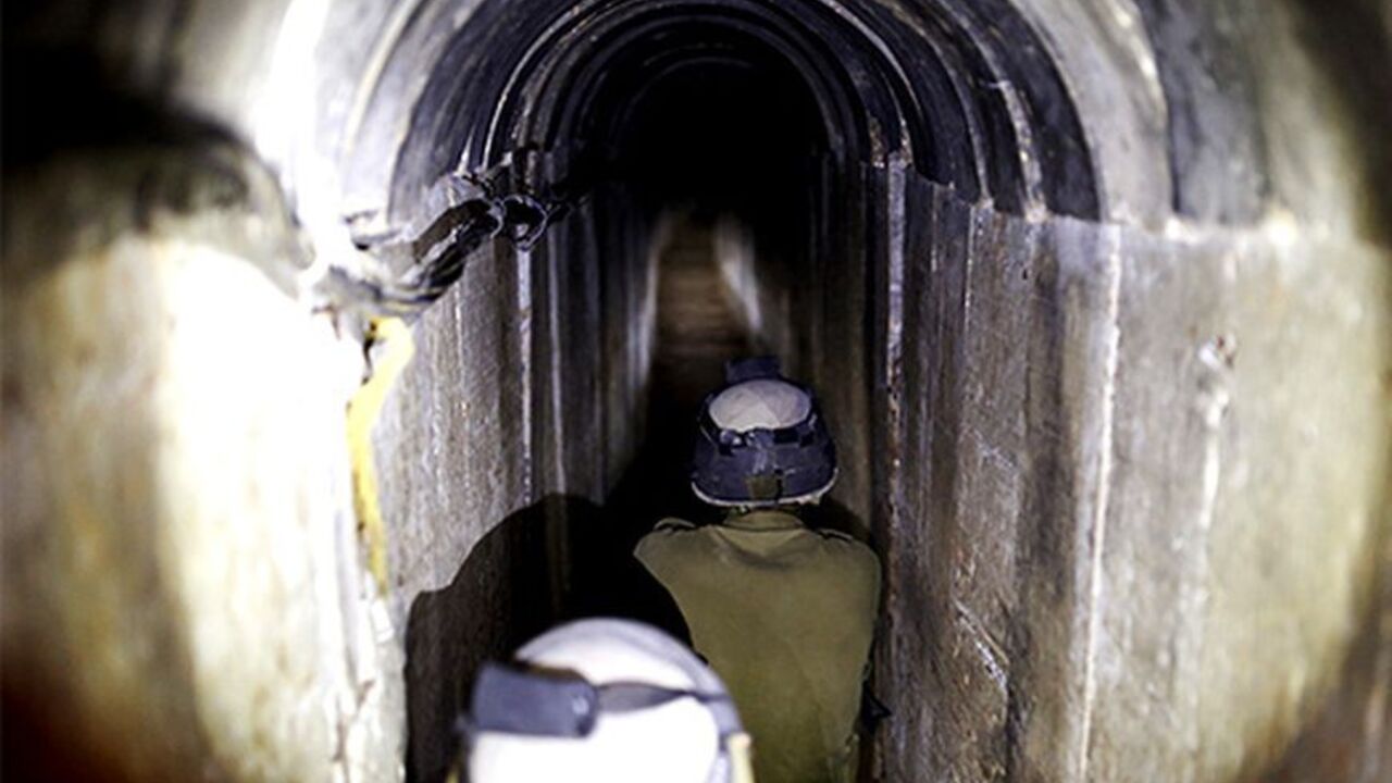 PALESTINIANS-ISRAEL/TUNNEL Israeli soldiers stand guard inside a tunnel exposed by the Israeli military near Kibbutz Ein Hashlosha, just outside the southern Gaza Strip October 13, 2013. Israel displayed on Sunday what it called a Palestinian "terror tunnel" running into its territory from the Gaza Strip and said it was subsequently freezing the transfer of building material to the enclave. REUTERS/Amir Cohen (ISRAEL - Tags: POLITICS CIVIL UNREST MILITARY TPX IMAGES OF THE DAY) - RTX149S4
