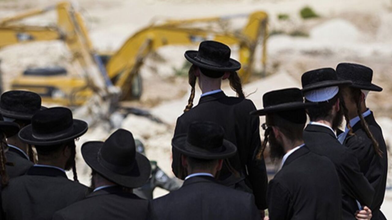 ISRAEL/ Ultra-Orthodox protesters take part in a demonstration at a construction site in the town of Beit Shemesh, near Jerusalem August 15, 2013. For a third day in a row some 100 ultra-Orthodox men on Thursday clashed with police during protests against ongoing construction at a site they believe contains ancient Jewish graves. An Israeli police spokesperson said 7 ultra-Orthodox protesters were detained on Thursday during the clashes. REUTERS/Ronen Zvulun (ISRAEL - Tags: BUSINESS CONSTRUCTION RELIGION CIVIL UNRE
