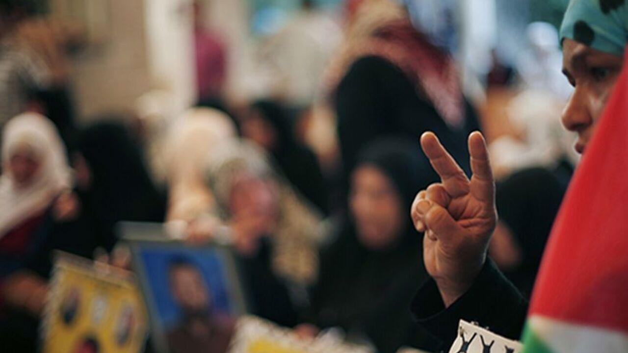 PALESTINIANS-ISRAEL/ A Palestinian woman gestures during a protest demanding the release of all Palestinian prisoners held in Israeli jails, in Gaza City October 28, 2013. Israel is to release 26 Palestinian prisoners in the second stage of a deal brokered by the U.S. in July that brought about the resumption of peace talks. REUTERS/Suhaib Salem (GAZA - Tags: POLITICS CIVIL UNREST CONFLICT) - RTX14R47