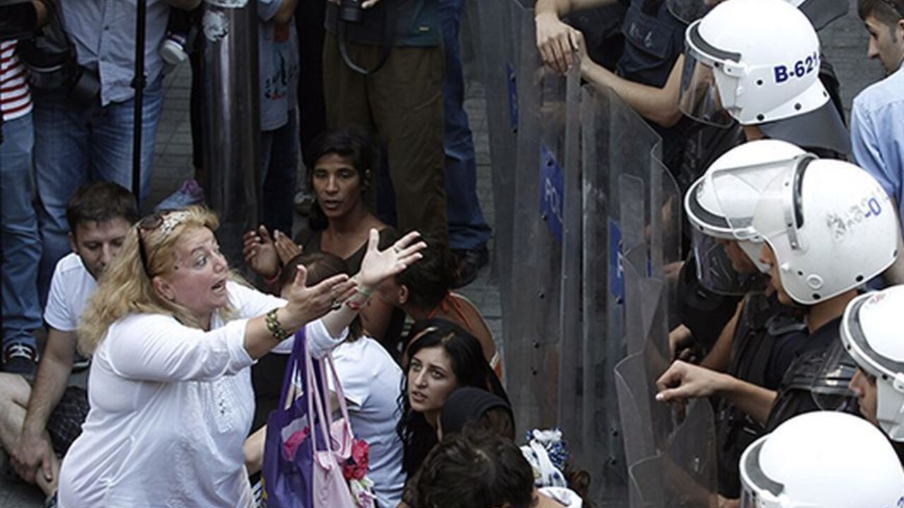 TURKEY/ A demonstrator reacts to security forces during a peace day rally at Taksim square in central Istanbul September 1, 2013. REUTERS/Osman Orsal (TURKEY - Tags: CIVIL UNREST POLITICS) - RTX133J7